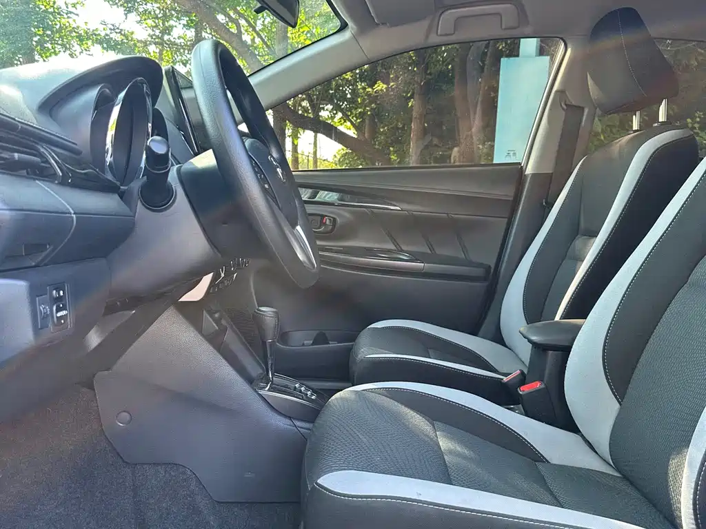 Toyota Yaris L — фото 4