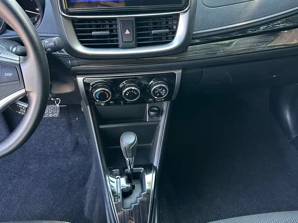 Toyota Yaris L — фото 7