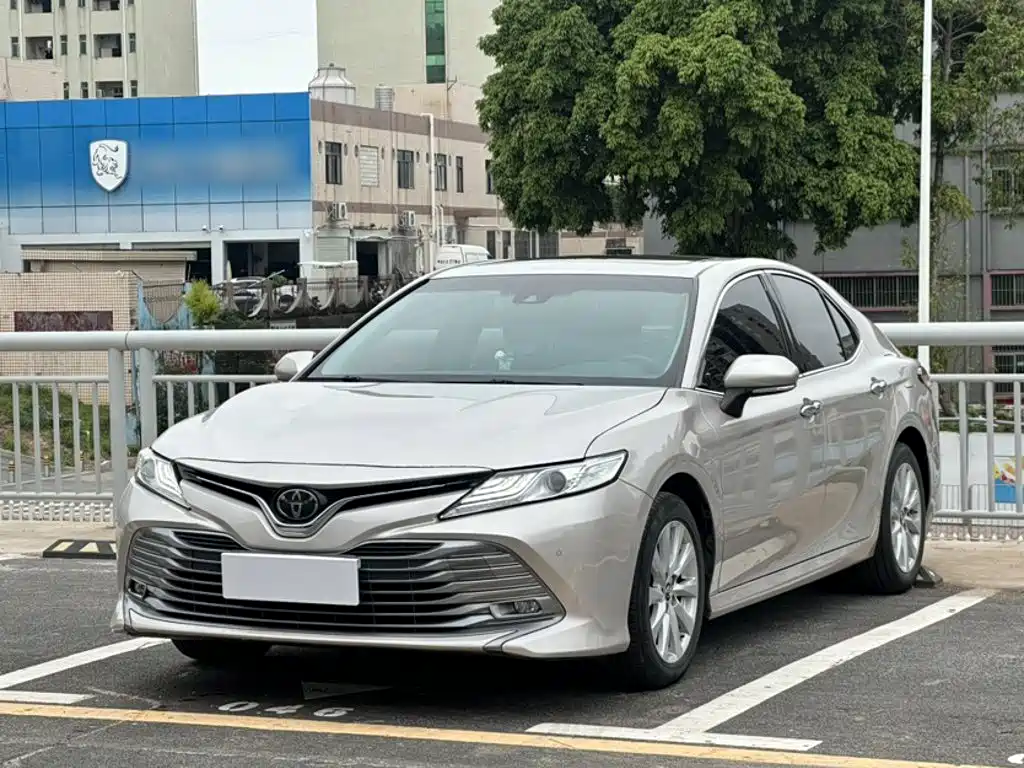 Toyota Camry — фото 2