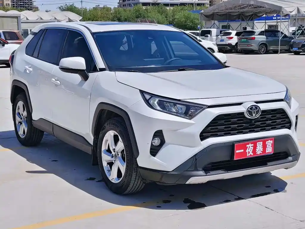 Toyota RAV4 — фото 3