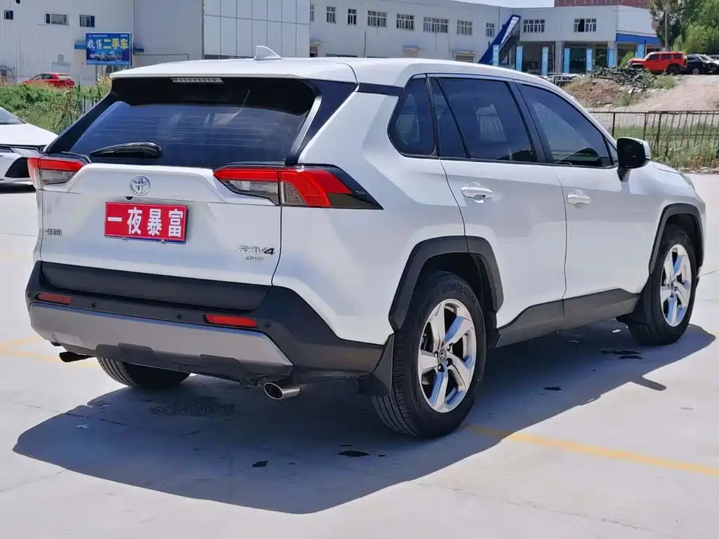 Toyota RAV4 — фото 4