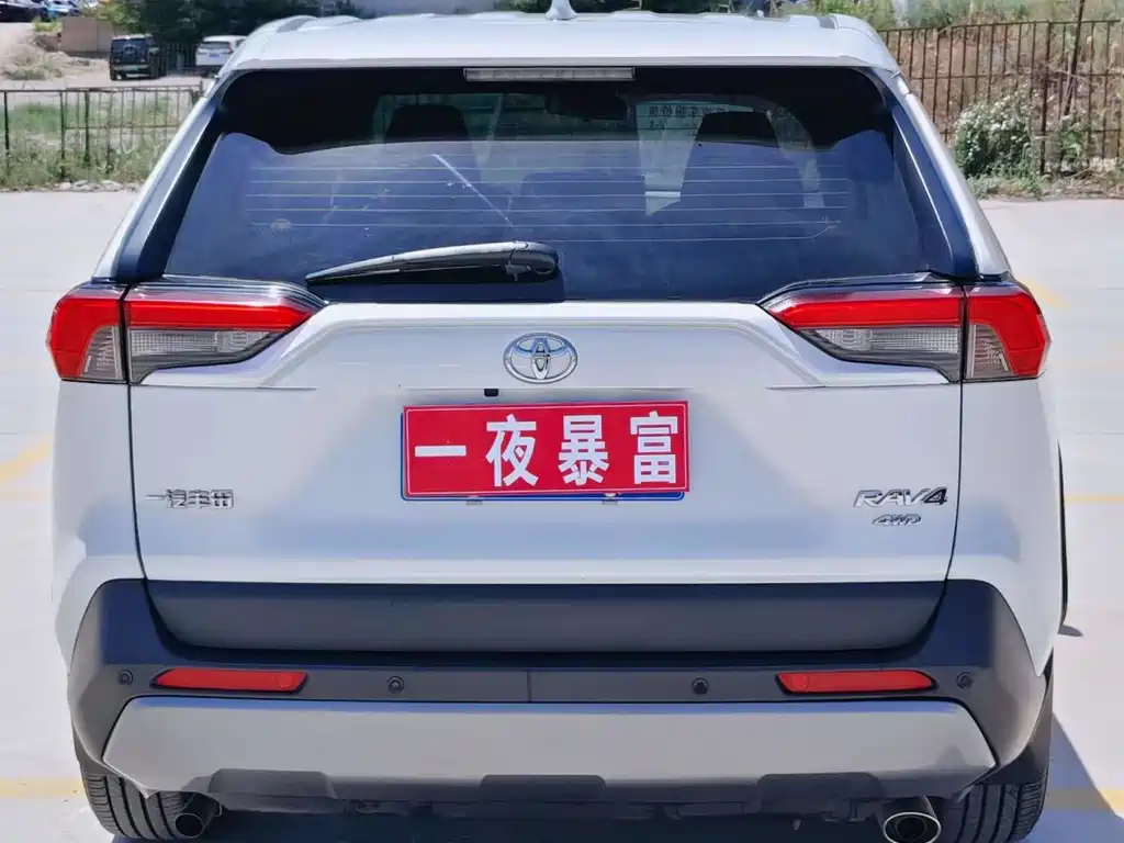 Toyota RAV4 — фото 8
