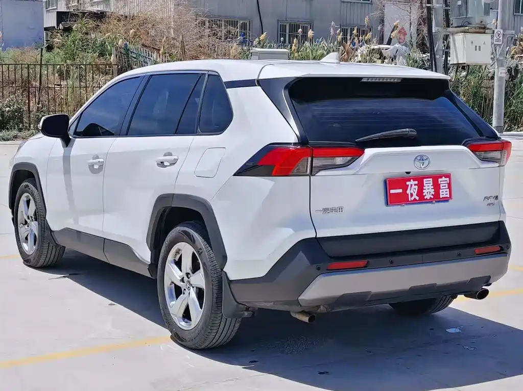 Toyota RAV4 — фото 9