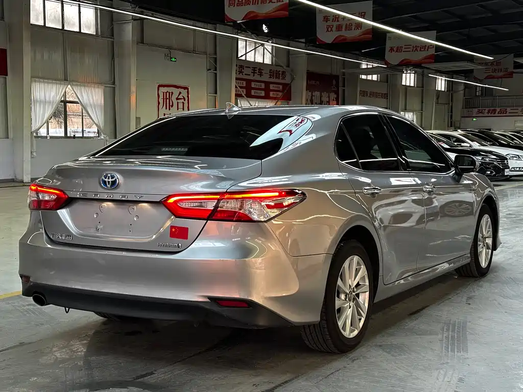 Toyota Camry — фото 5