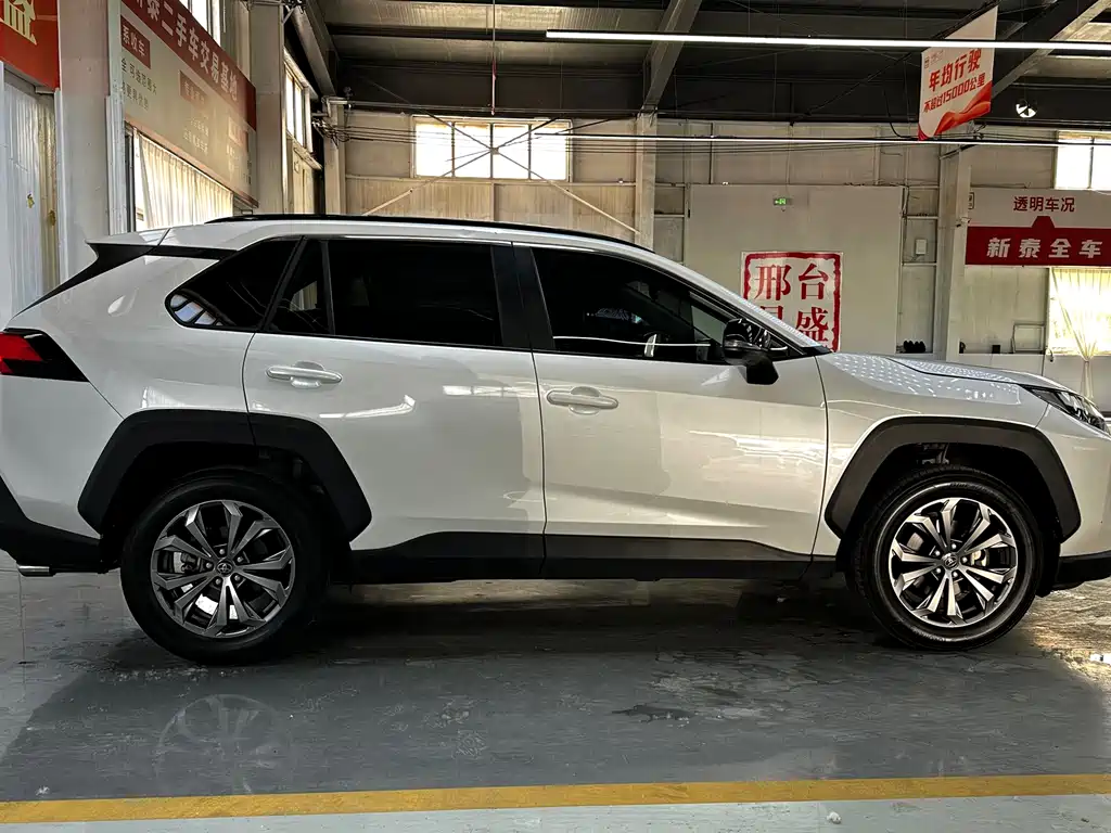 Toyota RAV4 — фото 4