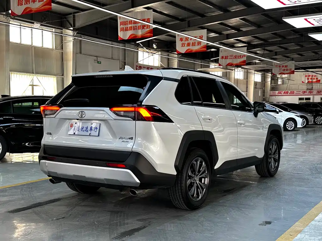 Toyota RAV4 — фото 5