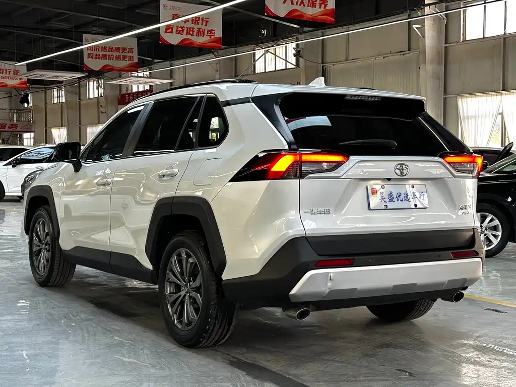 Toyota RAV4 — фото 7