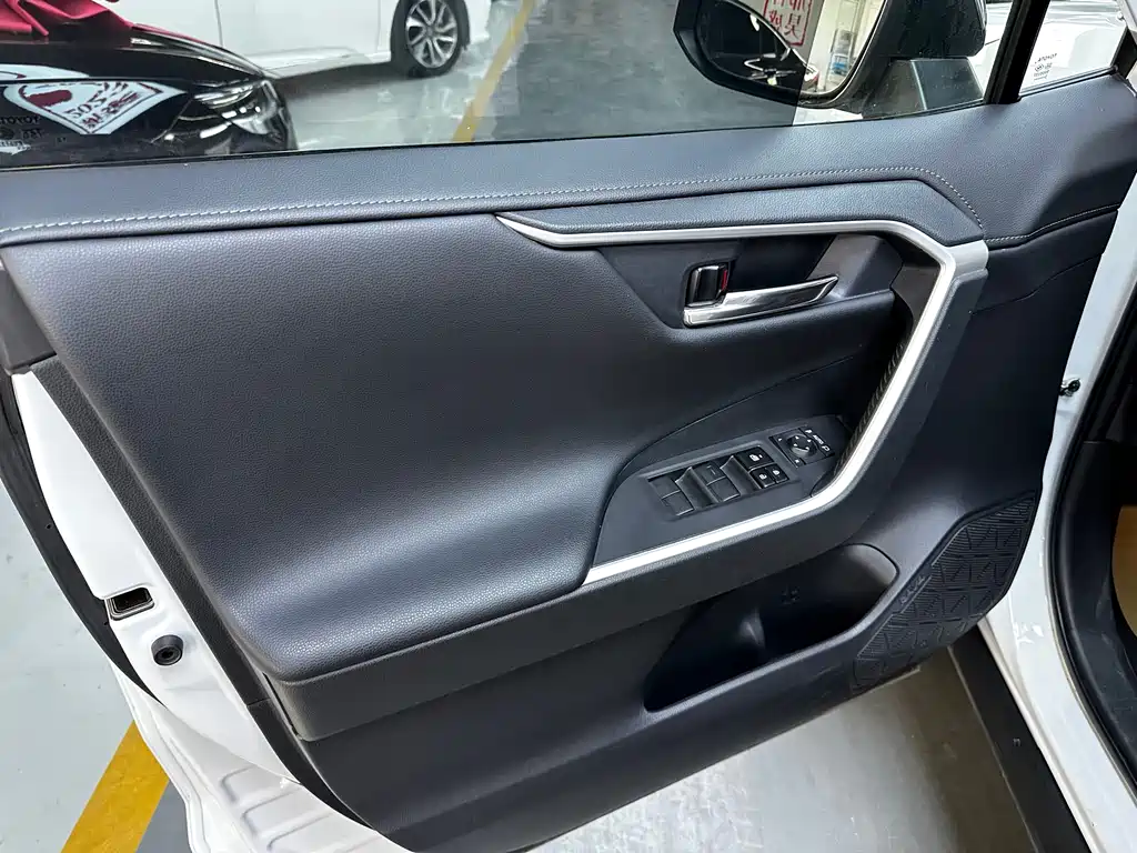 Toyota RAV4 — фото 8