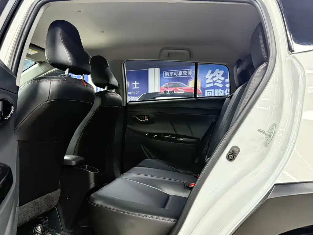 Toyota Yaris L — фото 18