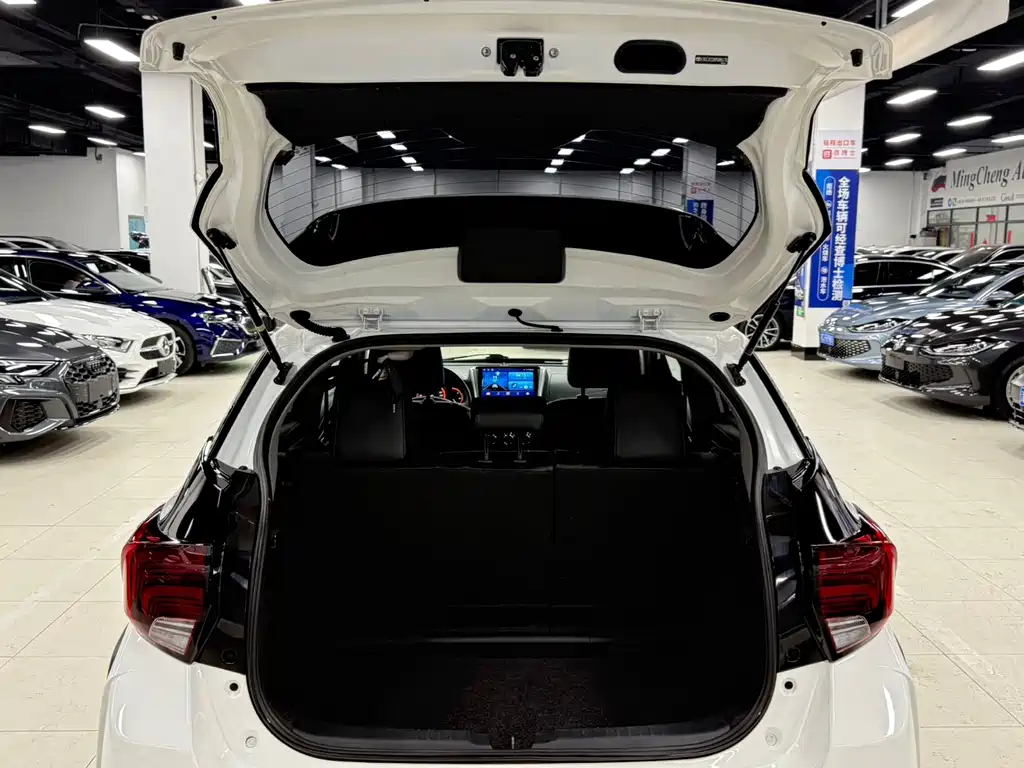 Toyota Yaris L — фото 21