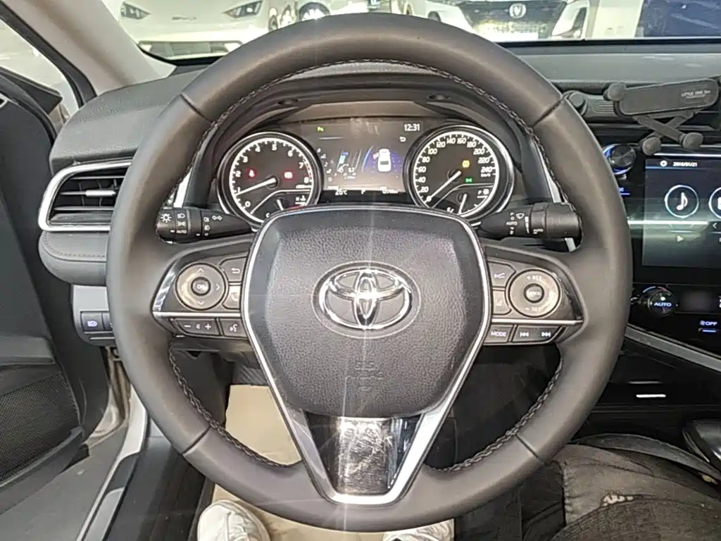 Toyota Camry — фото 11