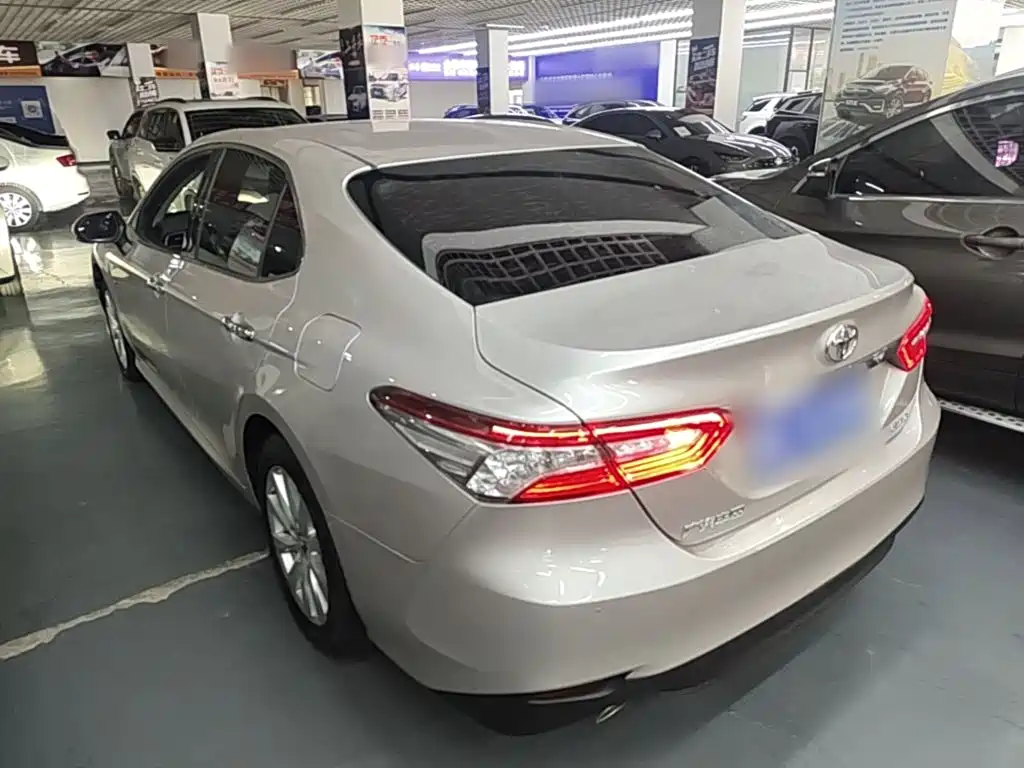 Toyota Camry — фото 5