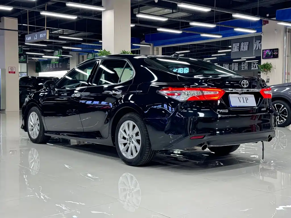 Toyota Camry — фото 5