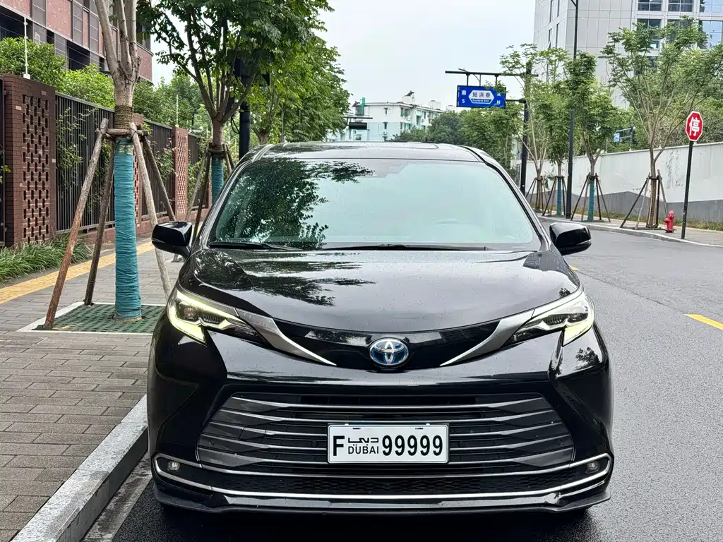 Toyota Sienna — фото 2