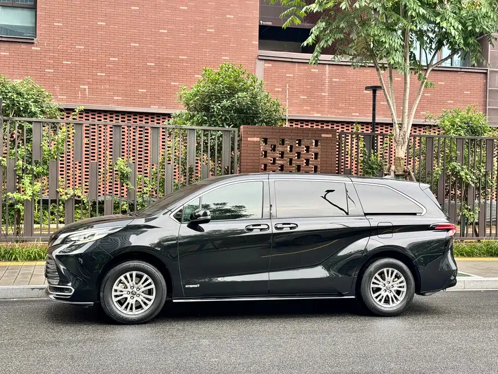 Toyota Sienna — фото 5