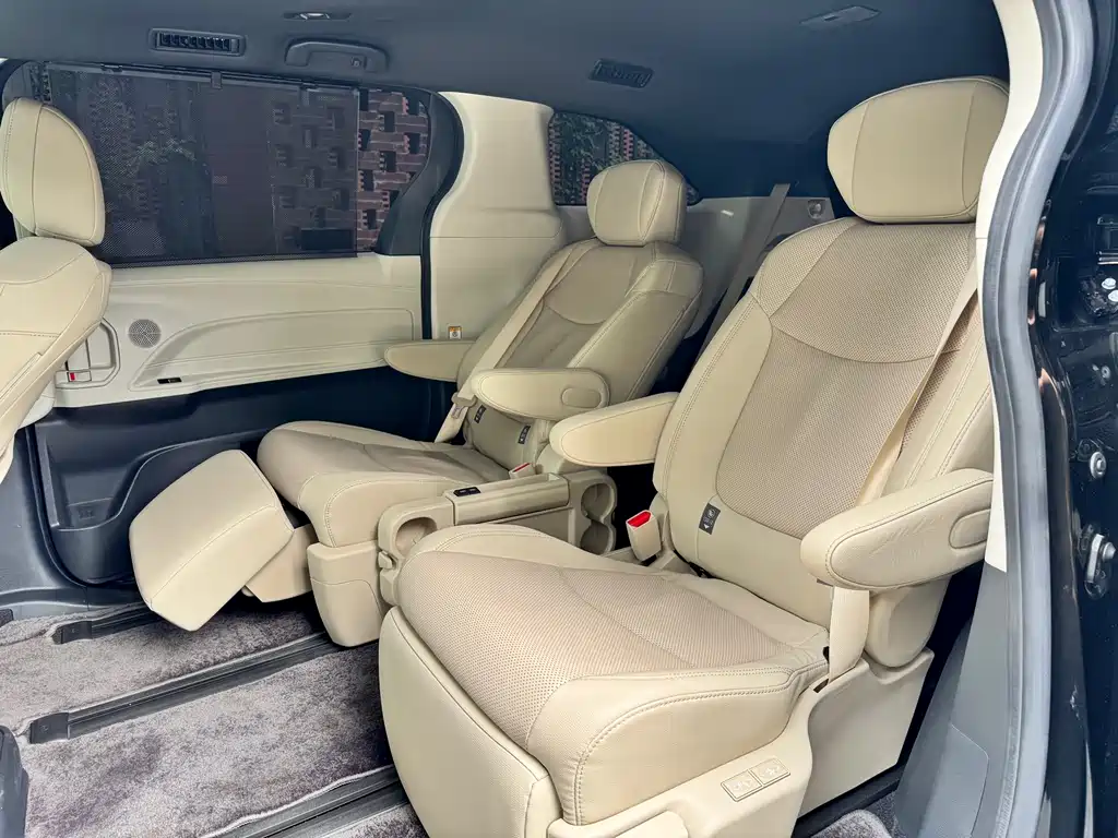 Toyota Sienna — фото 6