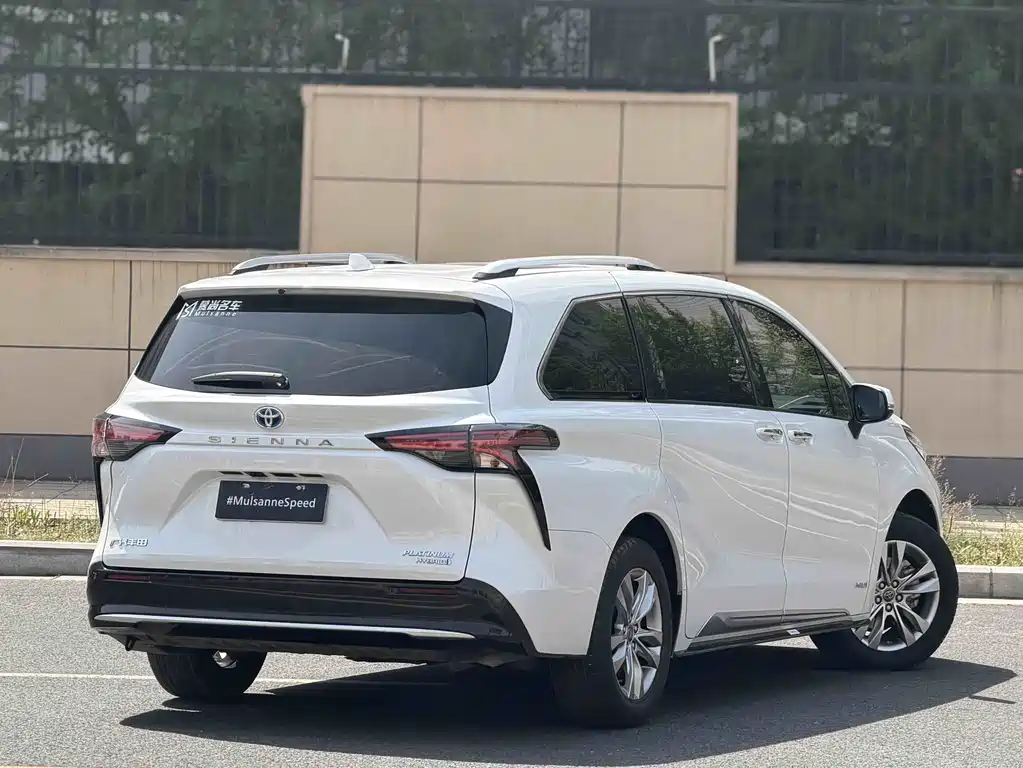 Toyota Sienna — фото 14