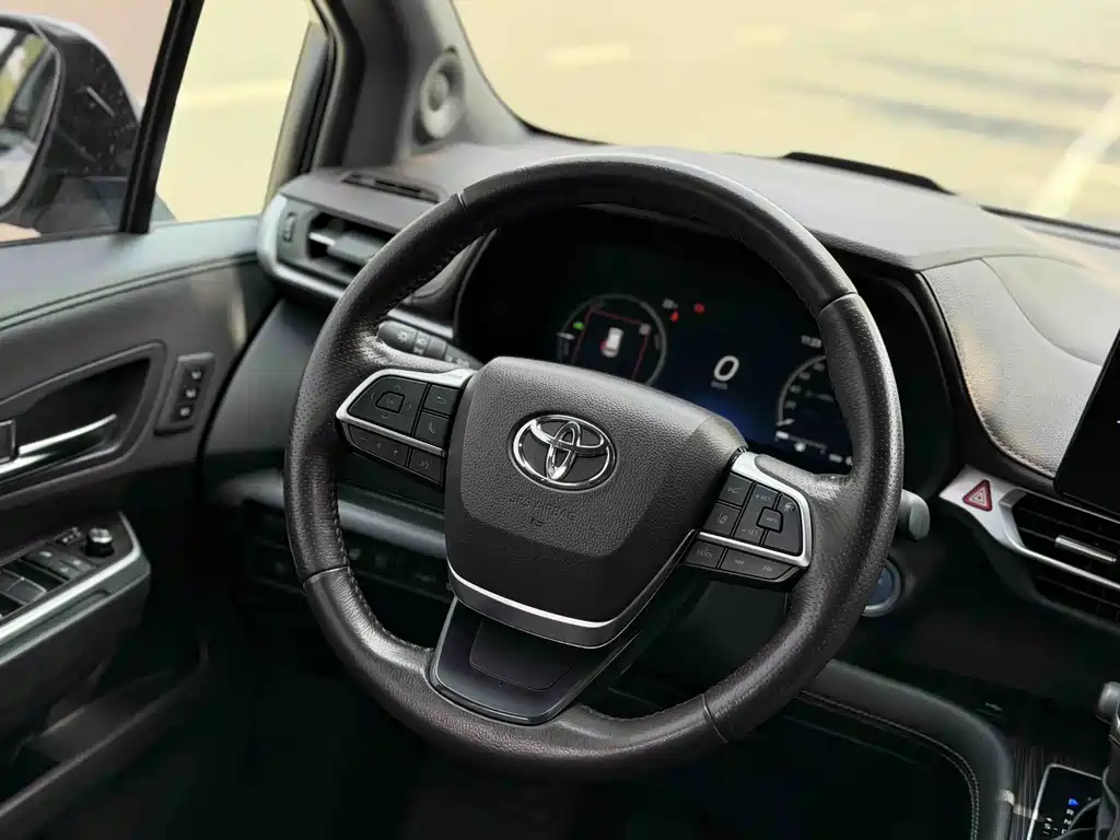 Toyota Sienna — фото 5