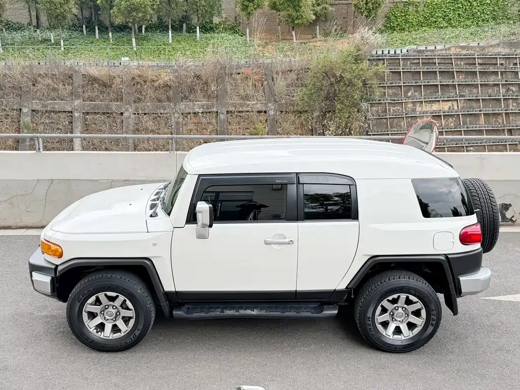 Toyota FJ Cruiser — фото 4