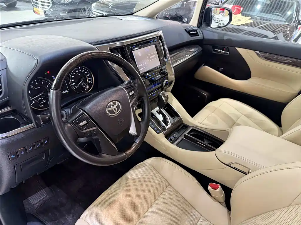 Toyota Alphard — фото 11