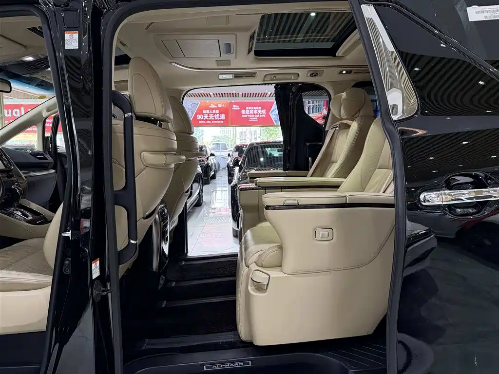 Toyota Alphard — фото 13