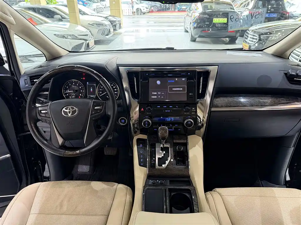 Toyota Alphard — фото 14