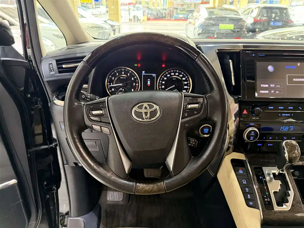 Toyota Alphard — фото 18