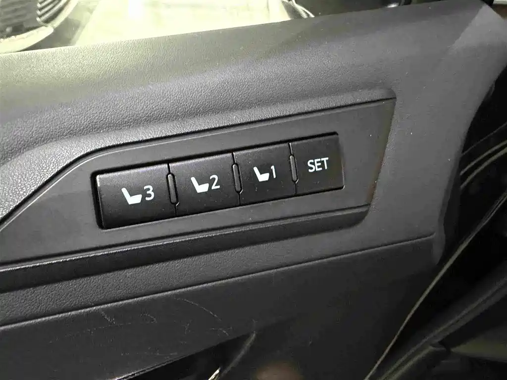 Toyota Alphard — фото 21