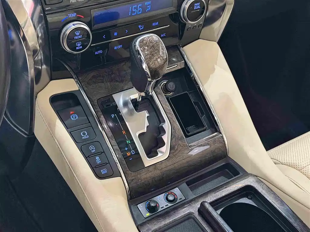 Toyota Alphard — фото 22
