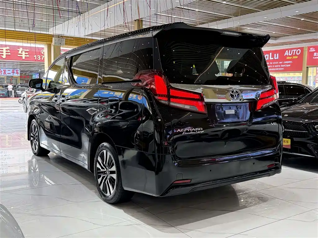 Toyota Alphard — фото 4