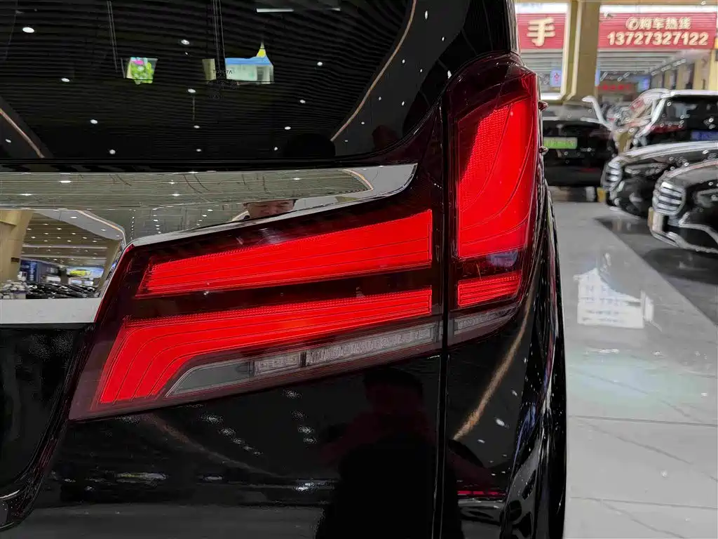 Toyota Alphard — фото 8