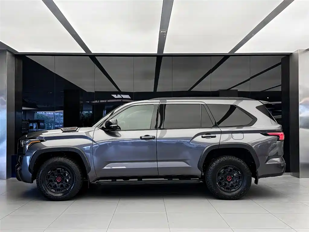 Toyota Sequoia — фото 3