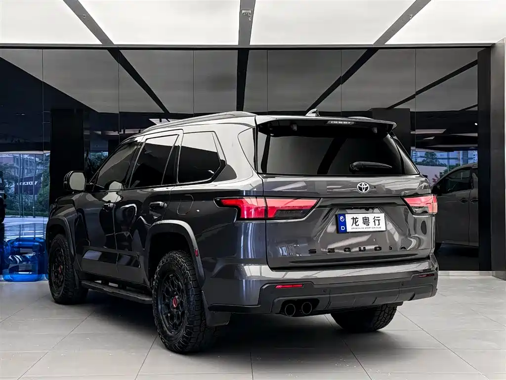 Toyota Sequoia — фото 4