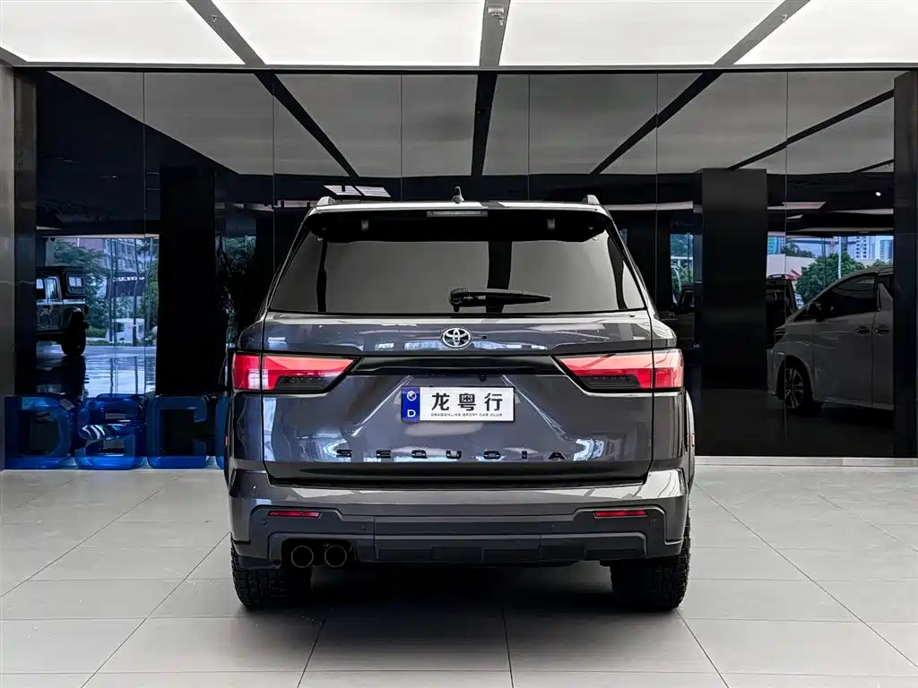 Toyota Sequoia — фото 5