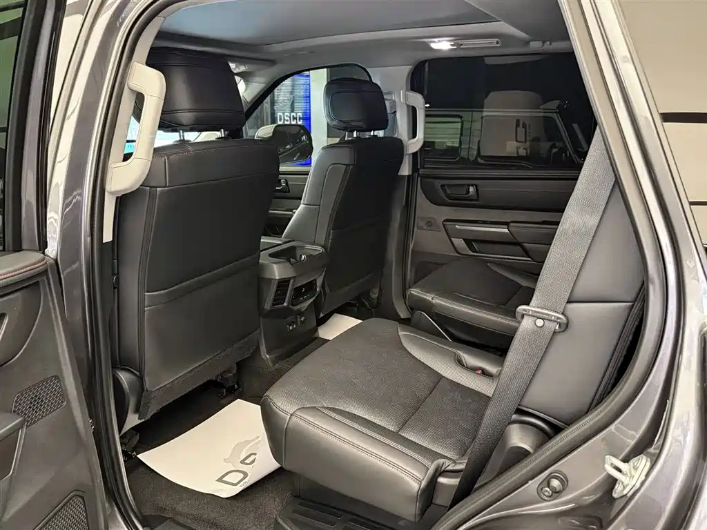 Toyota Sequoia — фото 8