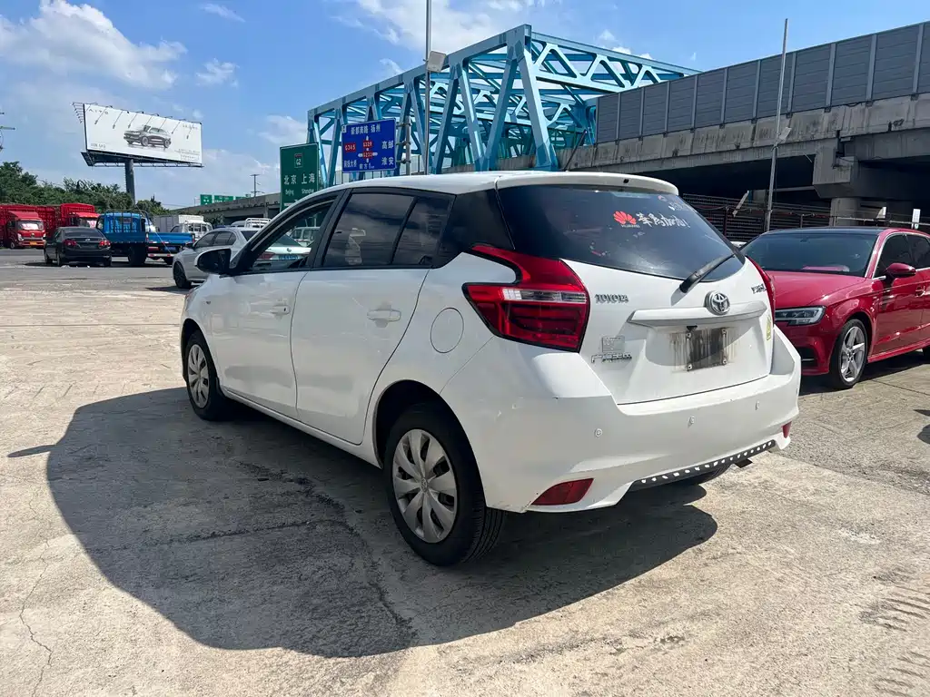 Toyota Yaris L — фото 7