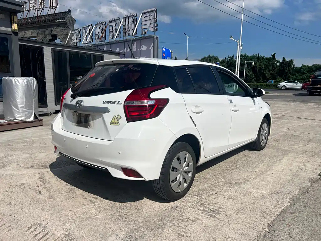 Toyota Yaris L — фото 8