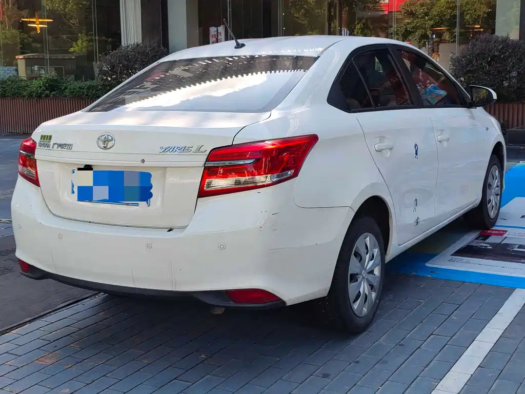 Toyota Yaris L — фото 2