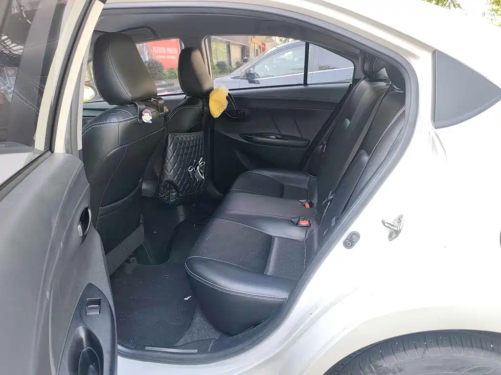 Toyota Yaris L — фото 4