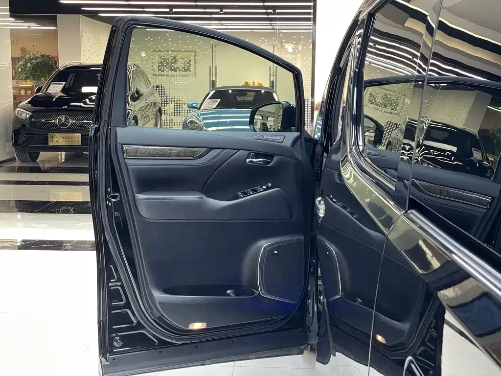 Toyota Vellfire — фото 7