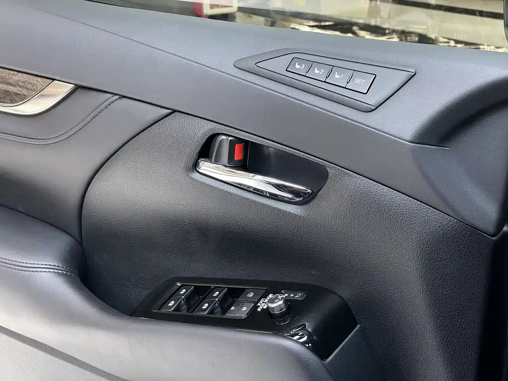 Toyota Vellfire — фото 8