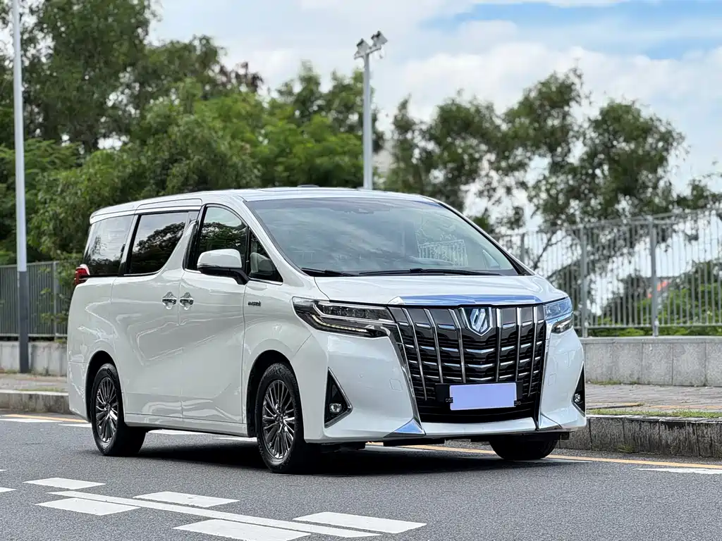 Toyota Alphard — фото 2