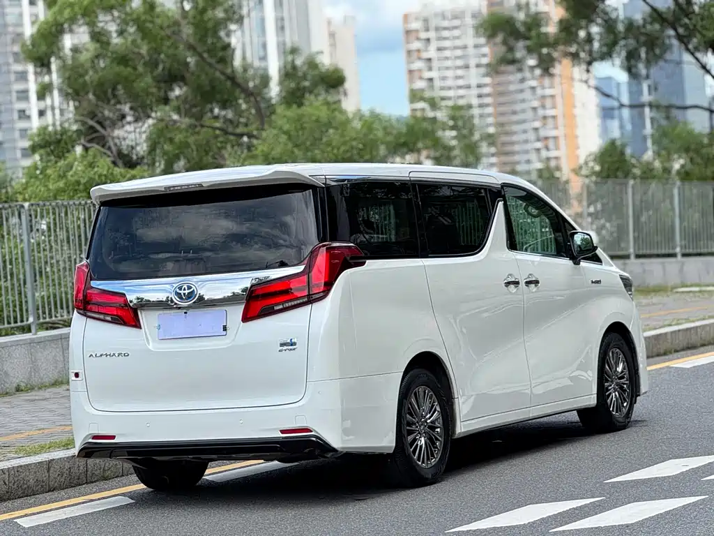 Toyota Alphard — фото 3