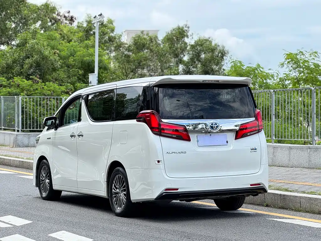 Toyota Alphard — фото 4