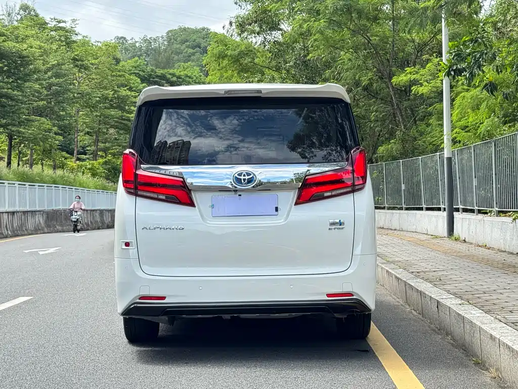 Toyota Alphard — фото 5