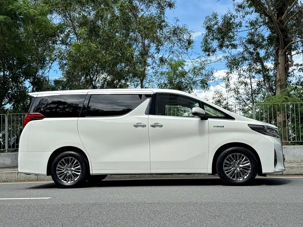 Toyota Alphard — фото 7