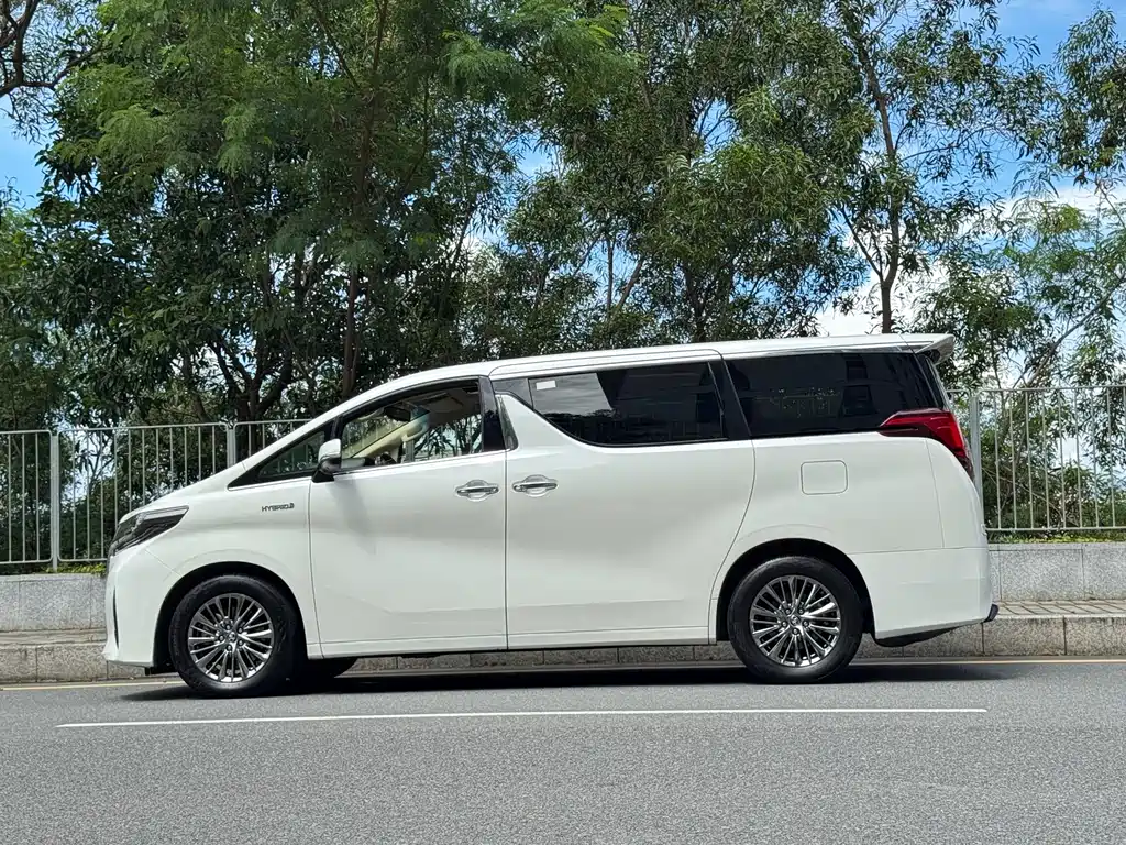 Toyota Alphard — фото 8