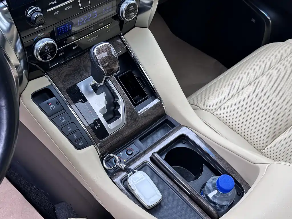 Toyota Vellfire — фото 8