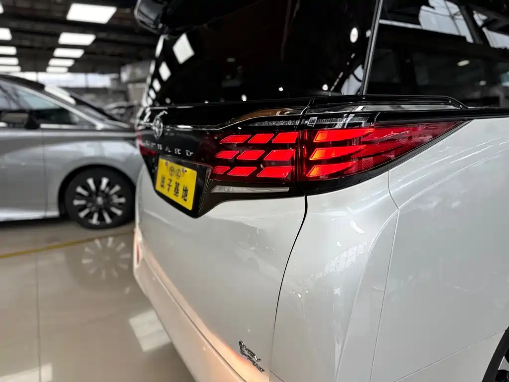 Toyota Alphard — фото 23