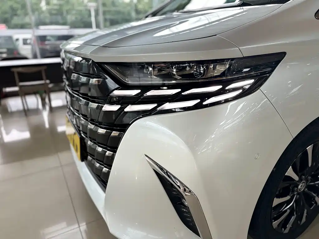 Toyota Alphard — фото 5